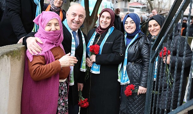 Darıca Belediye Başkanı ve Cumhur İttifakı Darıca Belediye Başkan Adayı Muzaffer Bıyık, Kazım Karabekir Mahallesi’nde sokak sokak vatandaşlara karanfil dağıtıp hasbihal etti