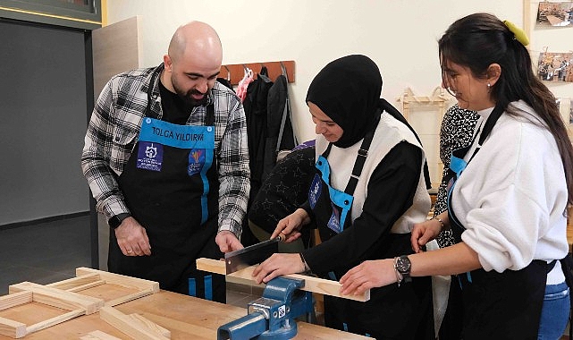 Kadınlar ahşap atölyesinde yeteneklerini keşfediyor; Ahşabın büyülü dünyası Büyükşehir’de