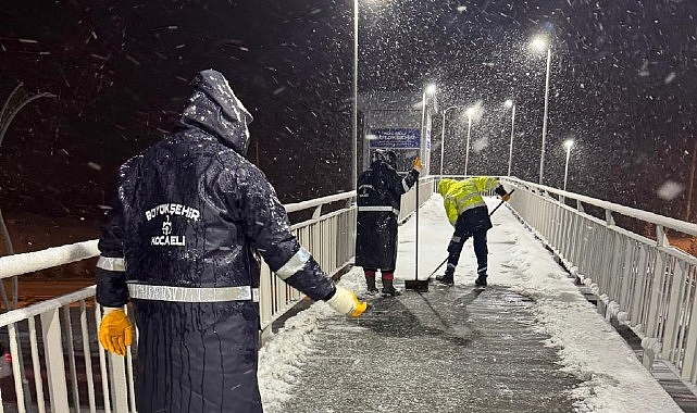 Büyükşehir’den karla mücadeleye tam gaz devam Yaya üstgeçitleri kardan temizleniyor