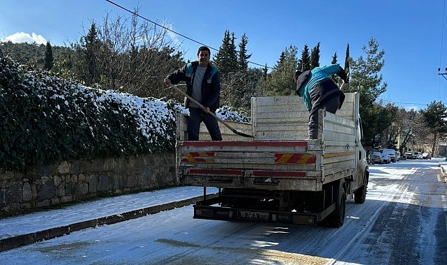 Nilüfer’de yolların açılması için ekipler seferber oldu