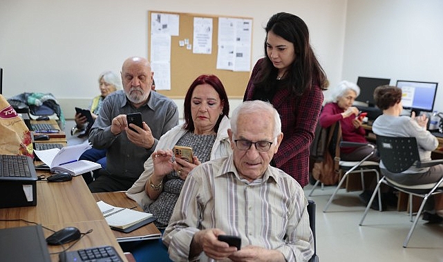 Konak’tan ileri yaştakilere akıllı telefon kullanma kursu