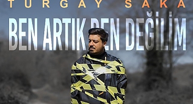 Turgay Saka hem söyledi hem besteledi hem de yönetti