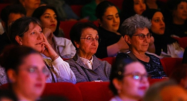 Aktif Yaşlı Merkezi tiyatrocuları sahnede parladı