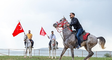 Anadolu Selçuklu Fotoğraf Derneği’nden Atlı Safari Keyfi: Üyeler ve Aileleri Unutulmaz Bir Gün Yaşadı