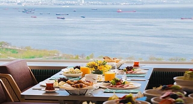 Anneler Günü’nde Marmara Denizi Manzarasında Brunch Keyfi: Sky167’de Annenize Lezzetle Taçlanan Bir Gün Hediye Edin!