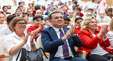 Başkan Abdullah Özyiğit ve Meclis Üyeleri koltuklarını çocuklara devretti