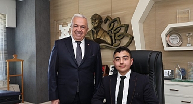 Başkan Şadi Özdemir makamını çocuklara devretti