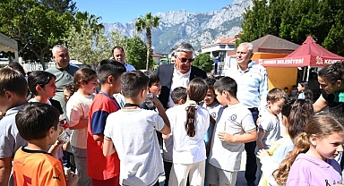 Başkan Topaloğlu kermese katıldı
