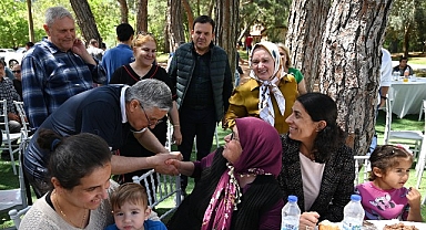 Başkan Topaloğlu’ndan belediye personeline yemek