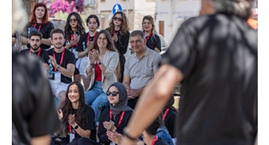 Başkan Tugay Çeşme’de genç tasarımcılarla buluştu