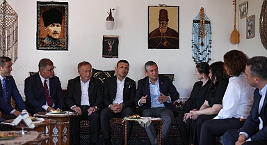Başkan Tugay, İstanbul’da CHP Genel Başkanı Özgür Özel ile bir araya geldi