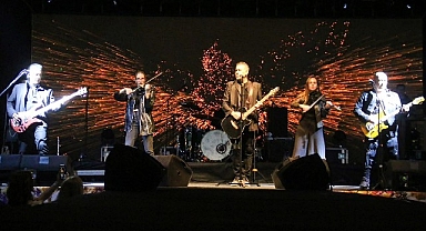 Bayındır 26. Uluslararası Çiçek Festivalinin 2. Gününde Haluk Levent Rüzgarı Esti