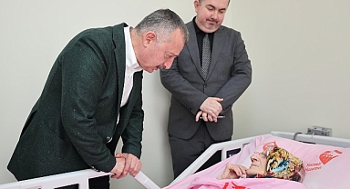 Büyükakın, Anneler Günü’nde şehit ailesi ve huzurevine gitti