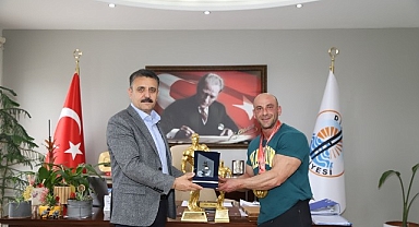 Dikili Belediyesi’nin Gururu Yılmaz Acar Başarıdan Başarıya Koşmaya Devam Ediyor