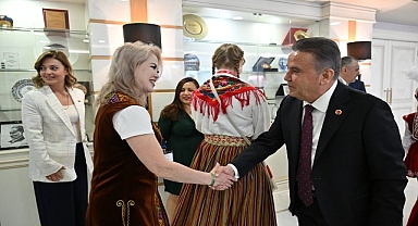 Dünya çocukları Başkan Muhittin Böcek’i ziyaret etti