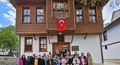 Gölcük Belediye Başkanı Ali Yıldırım Sezer, Gölcük’te en çok kitap okuyan öğrencileri ödüllendirdi