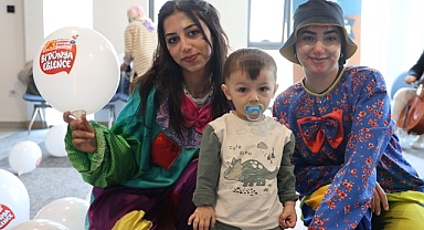 Hastanedeki çocuklara 23 Nisan sürprizi