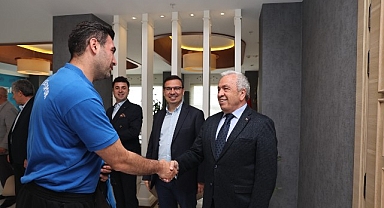 Hentbolcular başarılarını Başkan Şadi Özdemir’le paylaştı