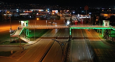 Kocaeli’nde üst geçitler yeşile büründü