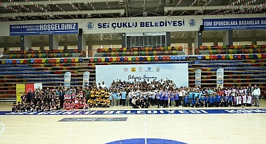 Konya Büyükşehir Geleneksel Çocuk Oyunları İl Finalinde Başarılı Öğrencilere Ödülleri Verildi