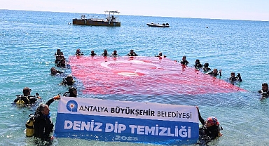 Konyaaltı Sahili’nde deniz dibi temizliği yapıldı