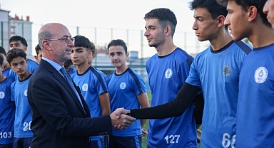 Konyasporlu Futbolculardan Selçuklu Belediyespor Kulübü U15 ve U17 Futbol Takımlarına Moral Ziyareti