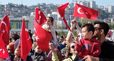 Milli İrade Meydanı çocukların neşesi ile cıvıl cıvıl