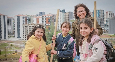 Minik Eller Fidanları Toprakla Buluşturdu