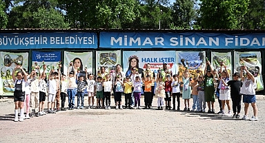 Minik öğrenciler anneleri için en güzel hediyeyi Büyükşehir Belediyesi’nin fidanlığında elleriyle dikti