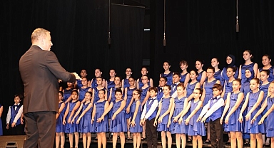 Nilüfer Çocuk ve Gençlik Koroları yıl sonu konserinde büyüledi