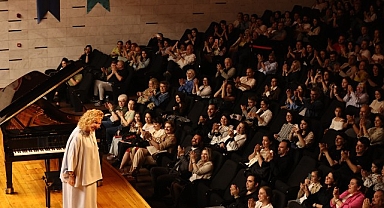 Nilüfer Senfoni Orkestrası ilk konserinde Gülsin Onay’ı ağırladı