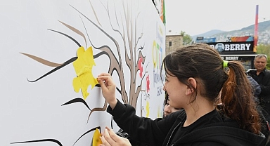 Otizm ağacı kuruldu gelen herkes puzzle parçası yapıştırdı