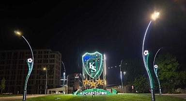 Stat kavşağını Kocaelispor’un arması aydınlatıyor
