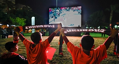 Vatandaşlar maç heyecanını Yenişehir Belediyesinin kurduğu dev ekranda yaşadı