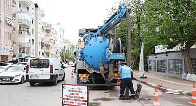 yağmur suyu hattı temizliği sürüyor