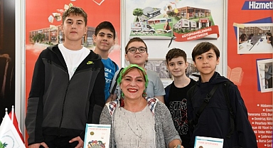 Yazar Halime Yıldız kitaplarını küçük okuyucuları için imzaladı