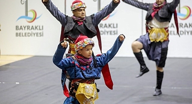 Bayraklı’da halk dansları gösterisi nefes kesti