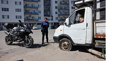 Bayraklı’da hurda araçlar kaldırılıyor