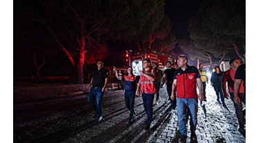 Ekipler Doğanbey’de yerleşim yerlerindeki yangını kontrol altına aldı