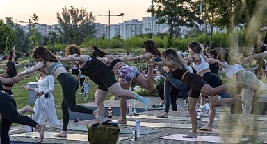 Karşıyaka’da gün batımında yoga buluşması