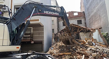 Karşıyaka’da metruk ve riskli binalar tek tek yıkılıyor
