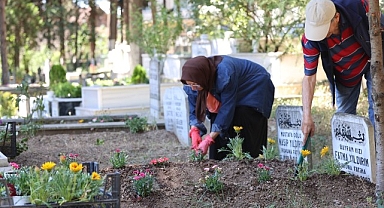 Kocaeli Büyükşehir bayramda vefa geleneğini yine sürdürdü; Kabirlere çiçek, gönüllere huzur