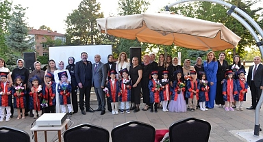 Miniklerin Mezuniyet Sevinci