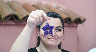 Osmangazili kadınlar hemcinsleri için hediye anahtarlık üretiyor