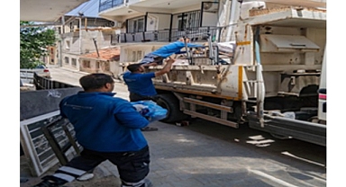 İzmir Büyükşehir Belediyesi evi zarar gören aileyi Uzundere konutlarına taşıdı