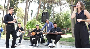 İzmir’de Kitap Coşkusu: Küçük Eller Sahneye Çıktı