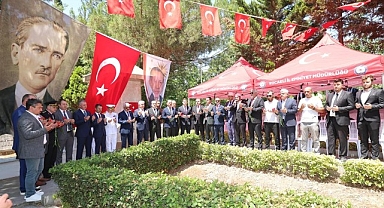 Aktaş ve Büyükakın, dua okudu, karanfil bıraktı