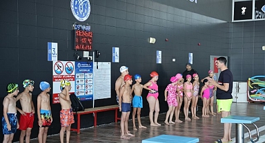 Aydınlı Minikler Büyükşehir Belediyesi ile Yüzmeyi Öğreniyor