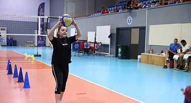 Başkan Çerçioğlu minik sporcuları voleybolla buluşturuyor