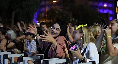 Başkan Çerçioğlu’ndan Kuşadası’nda Müzik Dolu Gece